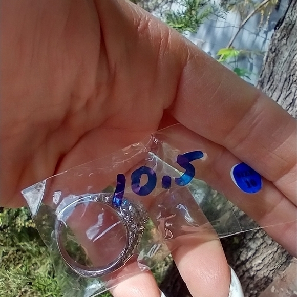 Video in listing. Women's marked 925 white stone ring. - Picture 5 of 11